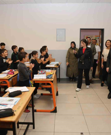 Sınıf başkanı seçildi, sözünü tuttu