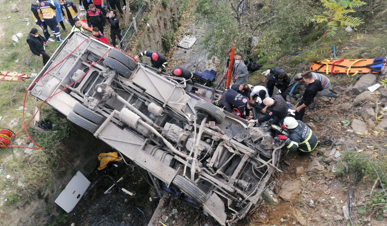 4'Ü ÖĞRENCİ 5 KİŞİYİ ÖLÜME GÖTÜREN SERVİS KAZASINDA SANIKLARA CEZA YAĞDI