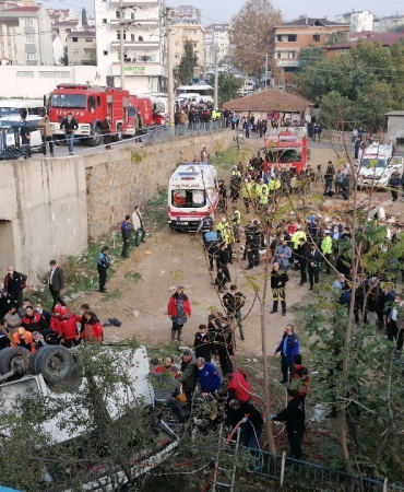 5 KİŞİYİ ÖLÜME GÖTÜREN SERVİS KAZASI DAVASINDA MÜTALAA AÇIKLANDI 7 SANIK HAKKINDA 22 YIL 6'ŞAR AYA KADAR HAPİS TALEBİ "SANIKLARIN YASAL HÜKÜMLÜLÜKLERİNİ YERİNE GETİRMEMELERİ SEBEBİYLE TRAFİK KAZASI MEYDANA GELDİ"