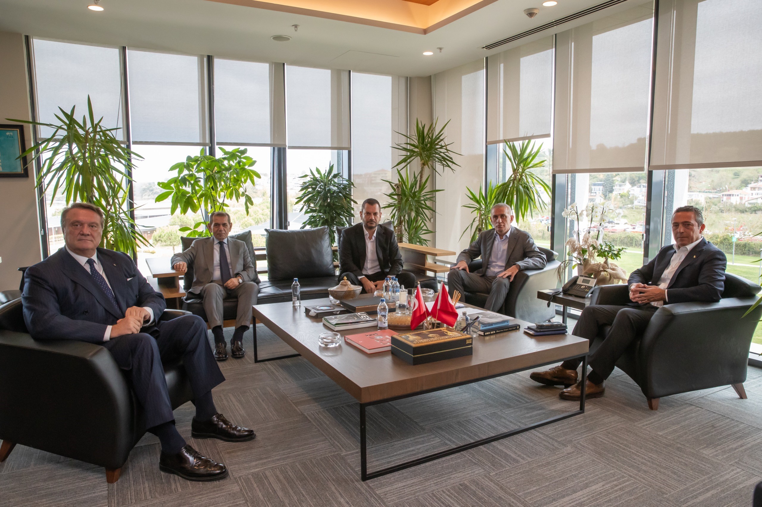 DURSUN ÖZBEK: "BU ZİHNİYETİN KARŞISINDA OLACAĞIZ" GALATASARAY BAŞKANI DURSUN ÖZBEK: "SAMİMİYETSİZLİĞE RAĞMEN, VERDİĞİMİZ SÖZÜN ARKASINDA DURMAYA DEVAM EDİYORUZ"