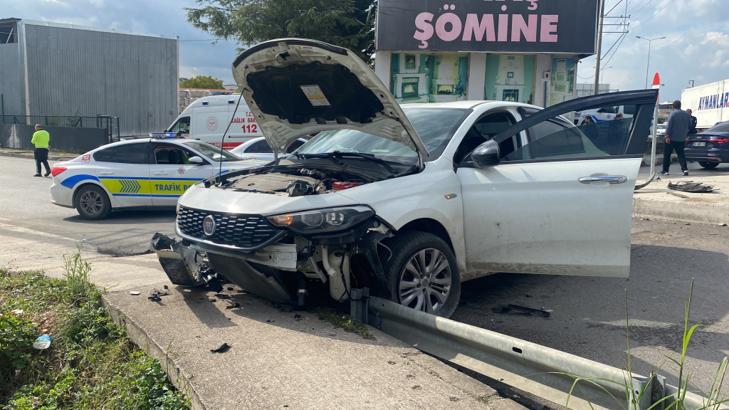 KOCAELİ'DE OTOMOBİL KALDIRIMA ÇIKTI: 1'İ BEBEK 3 YARALI