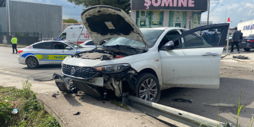 KOCAELİ'DE OTOMOBİL KALDIRIMA ÇIKTI: 1'İ BEBEK 3 YARALI