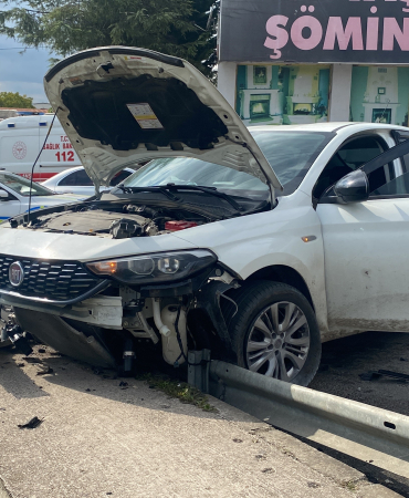 KOCAELİ'DE OTOMOBİL KALDIRIMA ÇIKTI: 1'İ BEBEK 3 YARALI