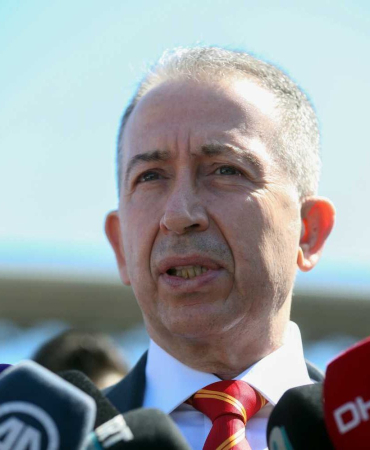 Metin Öztürk Hiçbir şeyden şikayet etmeden önümüze bakacağız