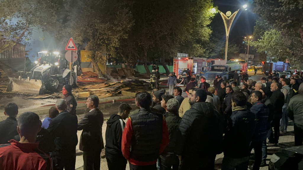 PALET DEPOSUNDA ÇIKAN BÜYÜK YANGIN 1 SAATTE SÖNDÜRÜLDÜ