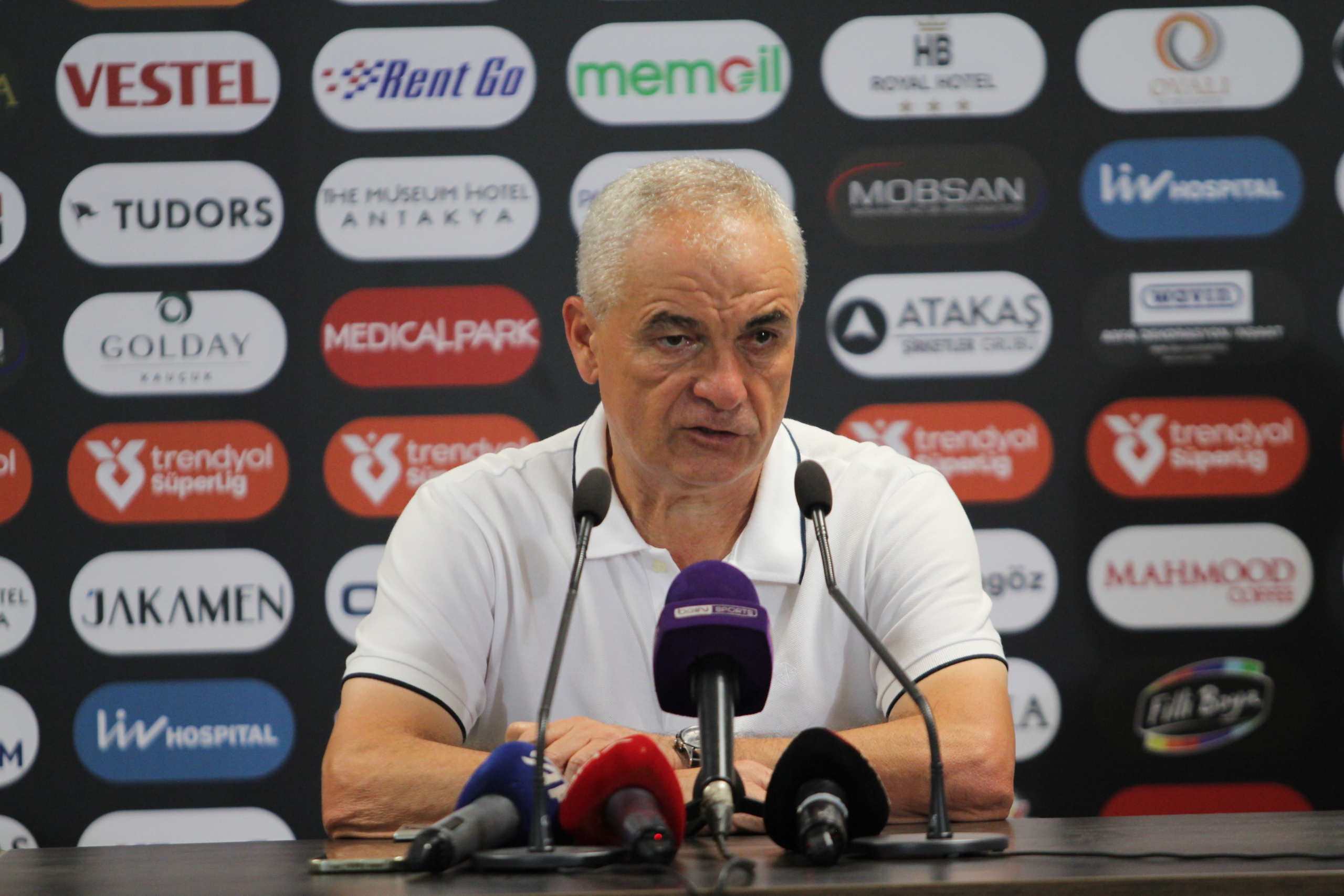 RIZA ÇALIMBAY: "EN BÜYÜK HATAMIZ KORNERDEN GOL YEMEK"