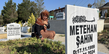 SAVCILIK "KOVUŞTURMAYA YER YOK" DEDİ, ANNE "ADALET İSTİYORUM" DİYEREK DAVA AÇTI KAZADA ÖLEN OĞLU İÇİN HUKUK MÜCADELESİ BAŞLATTI: "BİTMEYEN BİR ACIM VAR"