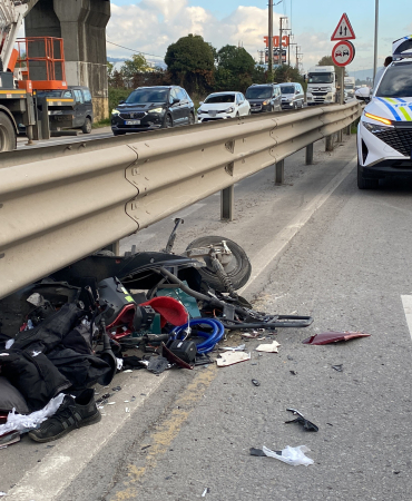 TANKERİN SIKIŞTIRDIĞI ELEKTRİKLİ BİSİKLET BARİYERE ÇARPTI: SÜRÜCÜ AĞIR YARALI