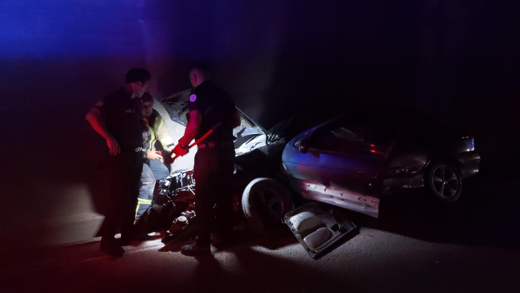 TÜNELDE CAN PAZARI: AYNI AİLEDEN 4 KİŞİ ARAÇ İÇİNDE SIKIŞTI KONTROLDEN ÇIKAN ARAÇ ÖNCE TÜNEL DUVARINA, ARDINDAN BAŞKA BİR OTOMOBİLE ÇARPTI