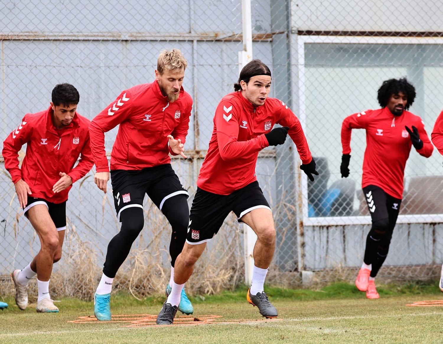 20241123aw335315 0.jpg