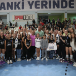 Sadettin Saran sözünü tuttu ve Başkan Hürriyet ile Kocaeli Voleybol Akademi’nin maçını birlikte izledi