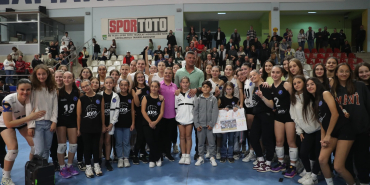 Sadettin Saran sözünü tuttu ve Başkan Hürriyet ile Kocaeli Voleybol Akademi’nin maçını birlikte izledi