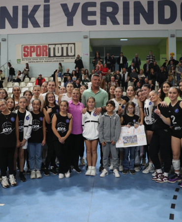 Sadettin Saran sözünü tuttu ve Başkan Hürriyet ile Kocaeli Voleybol Akademi’nin maçını birlikte izledi