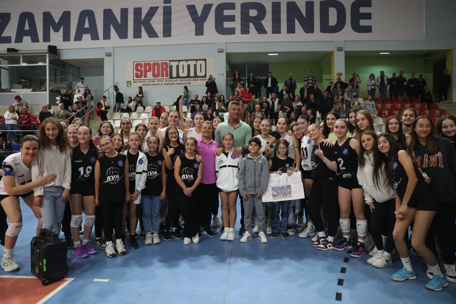Sadettin Saran sözünü tuttu ve Başkan Hürriyet ile Kocaeli Voleybol Akademi’nin maçını birlikte izledi