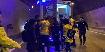 TEM'DE İKİ YOLCU OTOBÜSÜ VE TIR KAZAYA KARIŞTI: 14 YARALI