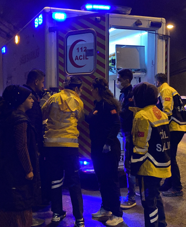 TEM'DE İKİ YOLCU OTOBÜSÜ VE TIR KAZAYA KARIŞTI: 14 YARALI