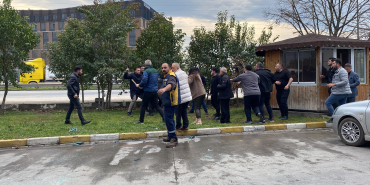 KOCAELİ'DE HAREKETLİ DAKİKALAR GAZDAN SEBEP BİRBİRİNE GİREN GRUBU POLİS HAVAYA ATEŞ AÇARAK AYIRDI