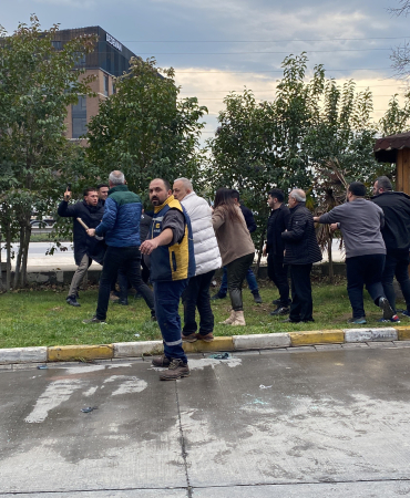 KOCAELİ'DE HAREKETLİ DAKİKALAR GAZDAN SEBEP BİRBİRİNE GİREN GRUBU POLİS HAVAYA ATEŞ AÇARAK AYIRDI