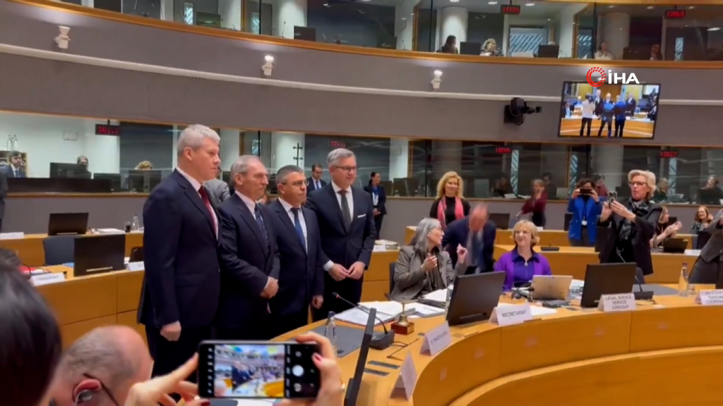 sequence 0200 01 12 10still006.jpg