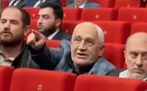 AKP'li Ustaoğlu'ndan Hürriyet'e Kiralık terbiyesizliği