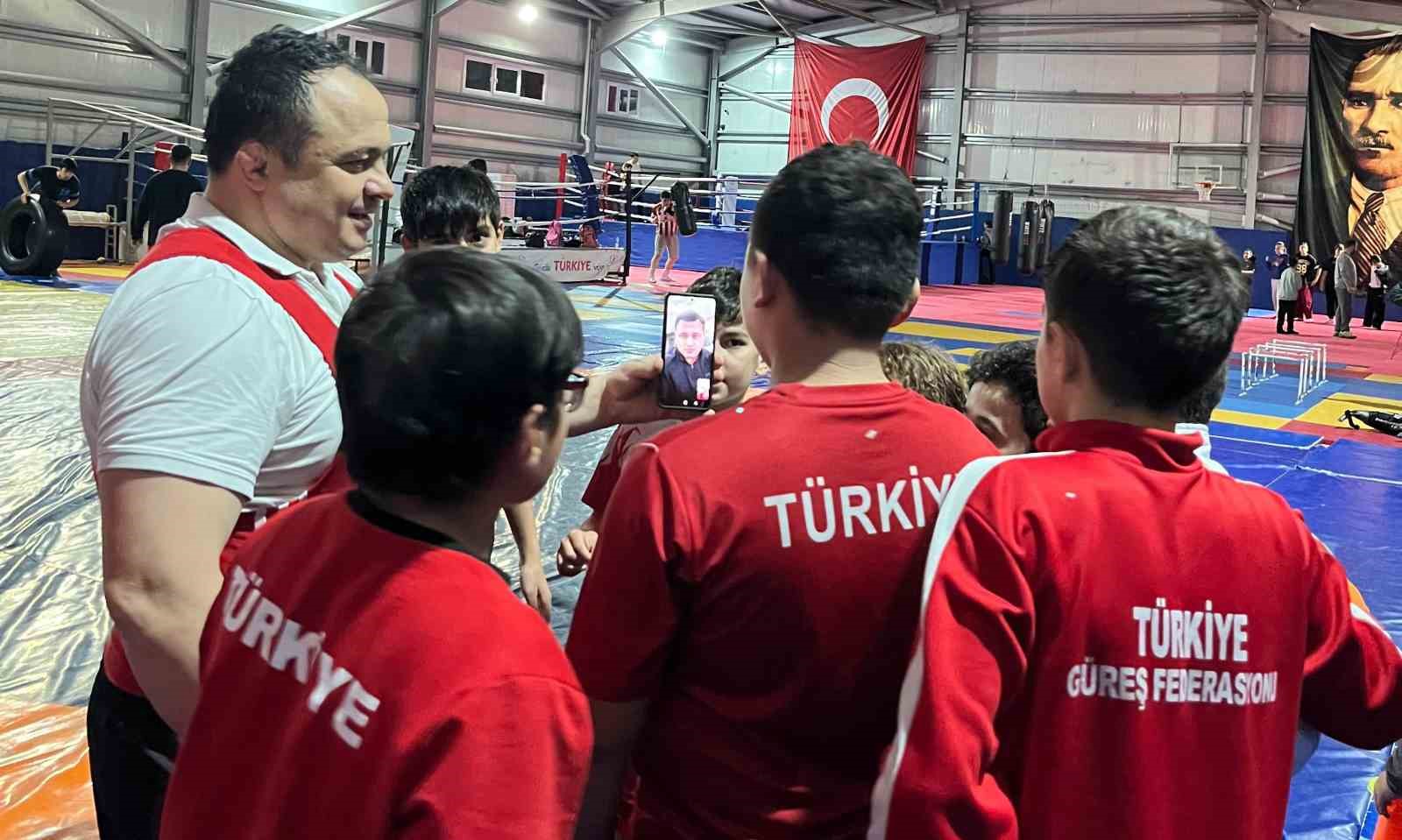 Rıza Kayaalp’ten Vezirköprülü güreşçilere moral