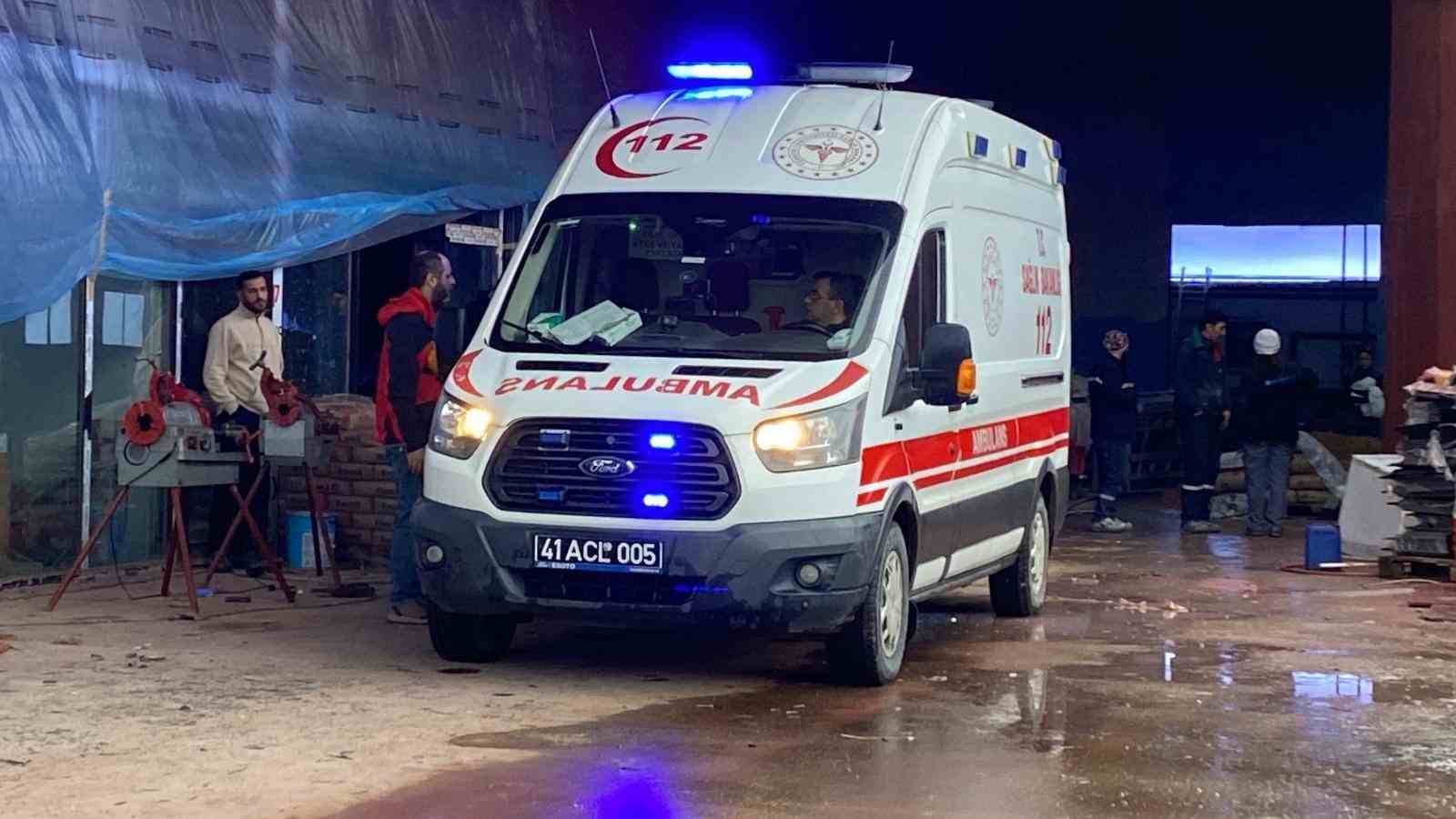 3 metre derinliğindeki boş akvaryuma düşen işçi yaralandı