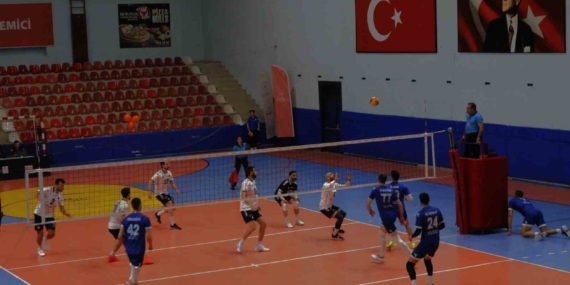 Düzce Belediyesi Spor Akademisi evinde Niksar Belediyespor’u 3-1 ile geçti