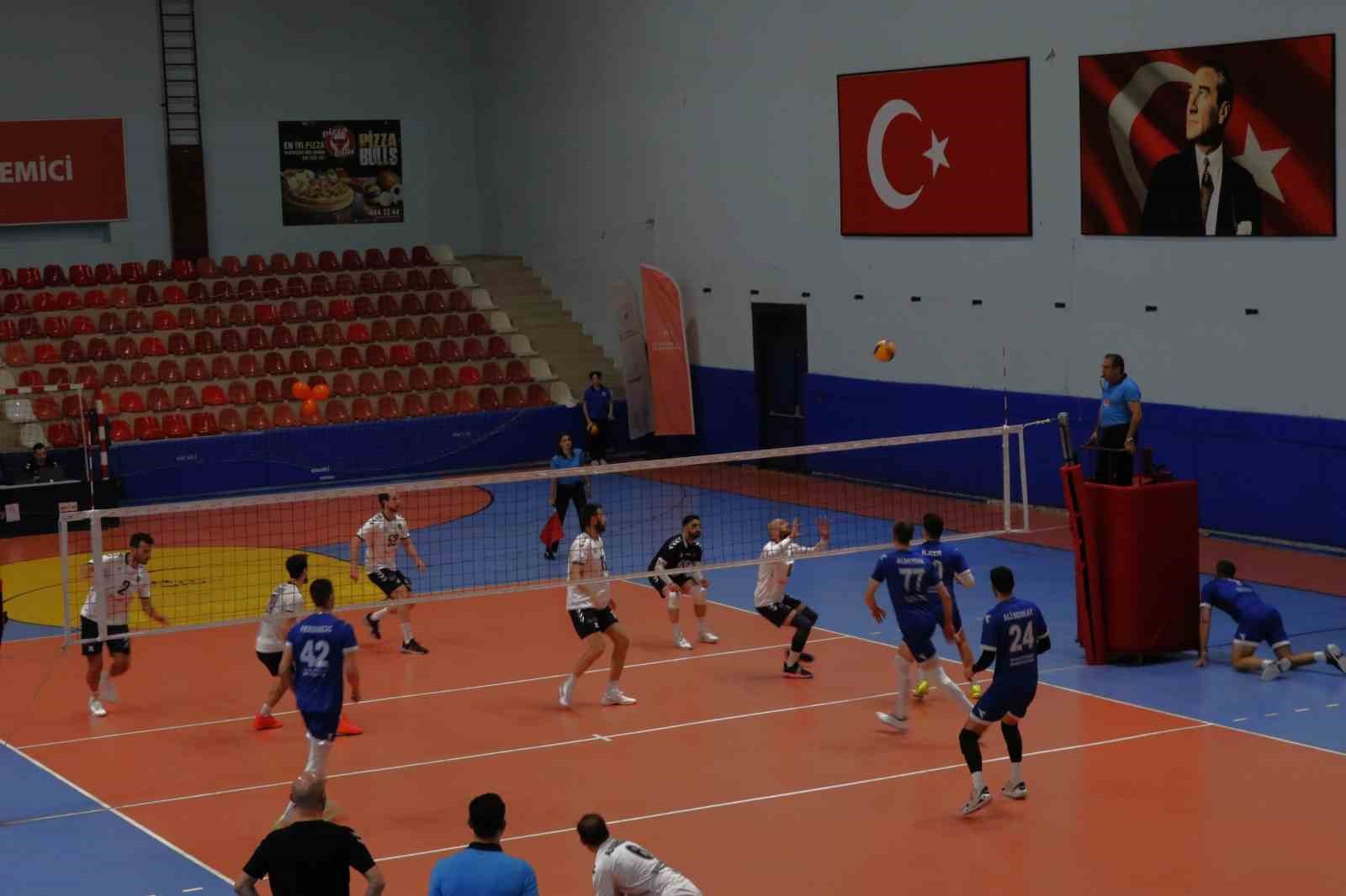 Düzce Belediyesi Spor Akademisi evinde Niksar Belediyespor’u 3-1 ile geçti