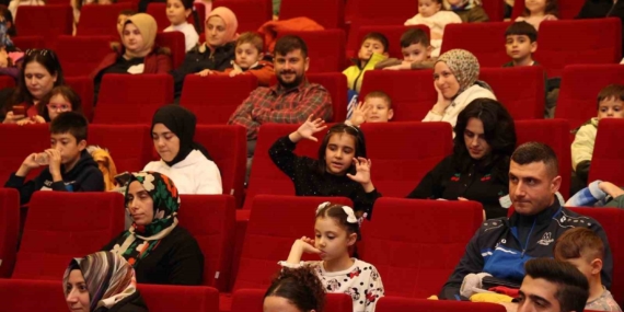 Gebze’de “Renkli Çoraplı Kuzgun” oyunu sahnelendi