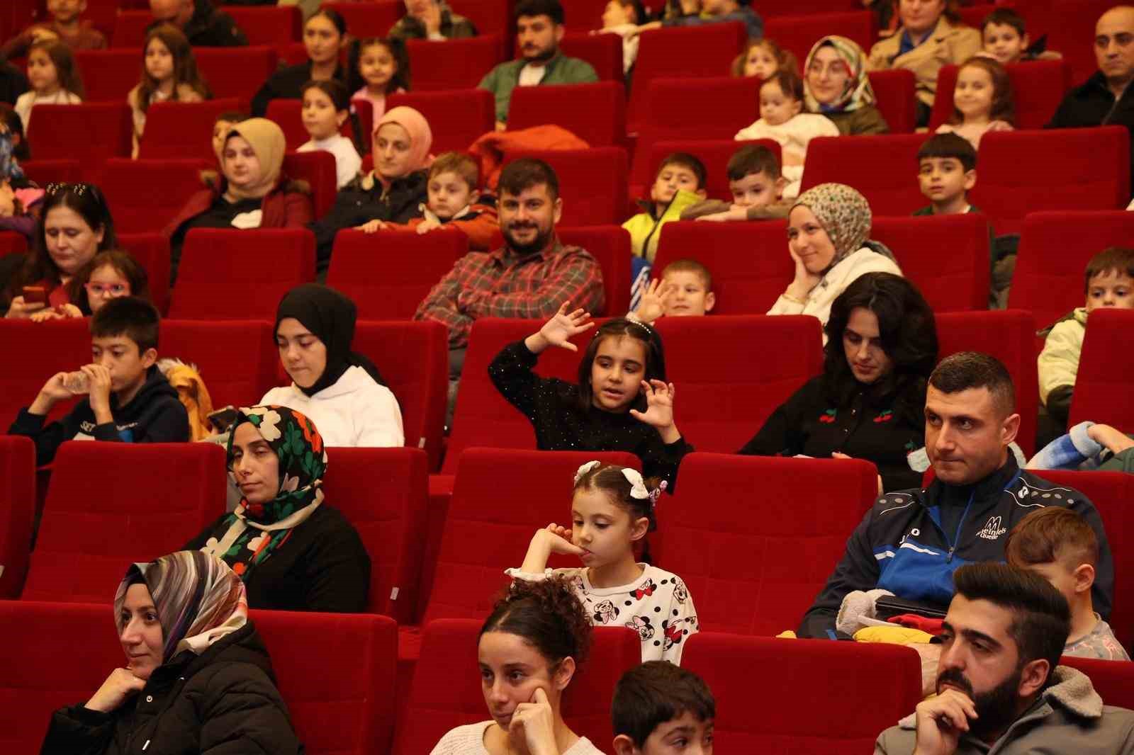 Gebze’de “Renkli Çoraplı Kuzgun” oyunu sahnelendi