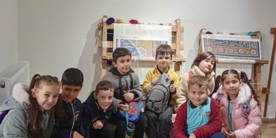 Körfez’de ilkokul öğrencileri Hereke halısının yapım aşamalarını inceledi