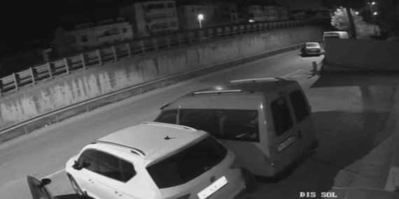 İterek çaldıkları otomobile “kontak” ararken yakalandılar