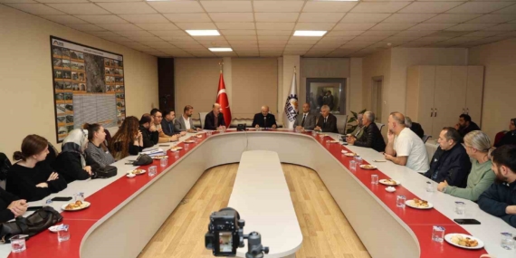 Büyükgöz, yıkım kararı alınan binanın mülk sahipleriyle bir araya geldi