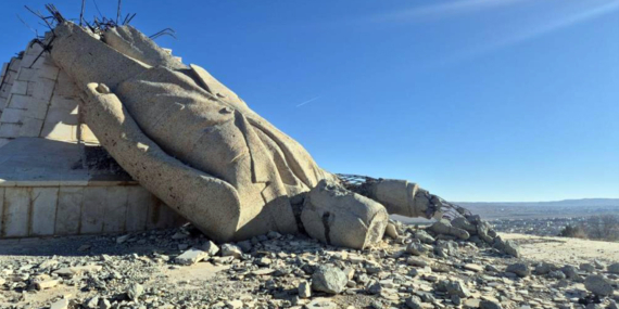 Suriye’de halkın yıktığı Hafız Esad’ın dev heykelinden geriye enkazı kaldı