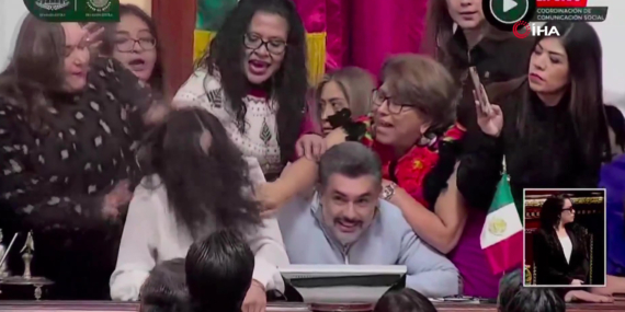 Meksika’da kent meclisi üyelerinden saç saça baş başa kavga