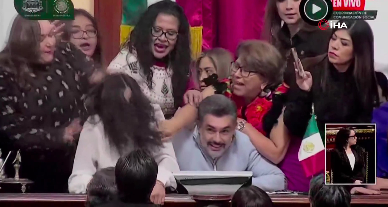 Meksika’da kent meclisi üyelerinden saç saça baş başa kavga