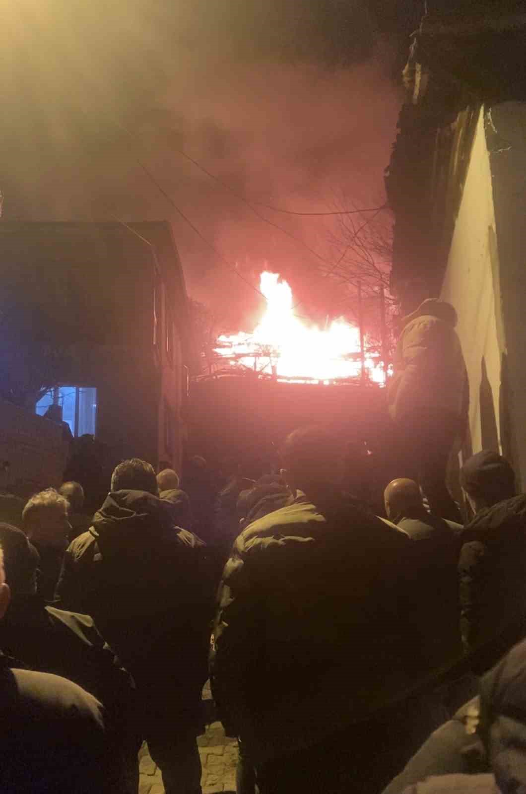 ERBAA'DA MÜSTAKİL EV ÇIKAN YANGINDA KÜLE DÖNDÜ: YANAN EVDEN SON ANDA ÇIKTILAR