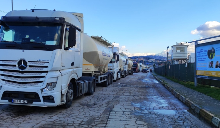 Safiport önünde saatler süren çile (2)