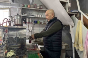 BU KIRAATHANEDE ÇAY 5 LİRA BABAESKİ'DE HER YERDE 15-20 LİRADAN SATILAN BİR BARDAK ÇAYI BU KIRAATHANE 5 LİRADAN MÜŞTERİLERİNE SUNUYOR