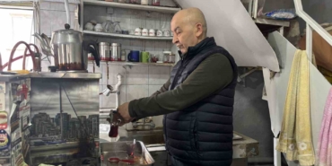 BU KIRAATHANEDE ÇAY 5 LİRA BABAESKİ'DE HER YERDE 15-20 LİRADAN SATILAN BİR BARDAK ÇAYI BU KIRAATHANE 5 LİRADAN MÜŞTERİLERİNE SUNUYOR