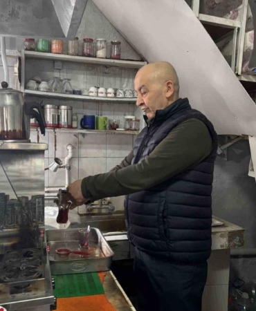 BU KIRAATHANEDE ÇAY 5 LİRA BABAESKİ'DE HER YERDE 15-20 LİRADAN SATILAN BİR BARDAK ÇAYI BU KIRAATHANE 5 LİRADAN MÜŞTERİLERİNE SUNUYOR