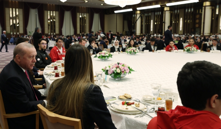 Erdoğan’dan Gençlere Tarihi Çağrı Hayallerinizle Aranıza Kifayetsizlerin Girmesine İzin Vermeyin!