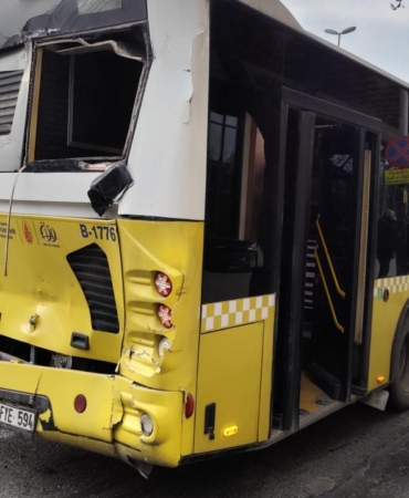 Fatih8217te-IETT-Otobusleri-Birbirine-Girdi-3-Aracta-Hasar-Var-featured