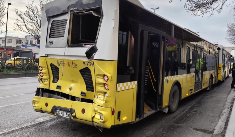 Fatih8217te-IETT-Otobusleri-Birbirine-Girdi-3-Aracta-Hasar-Var-featured