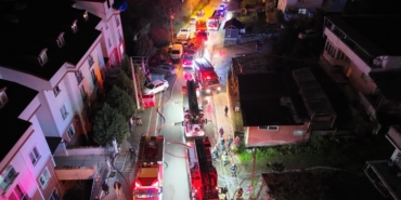 KOCAELİ'DE 2 KATLI EVİN ÇATISI ALEVLERE TESLİM OLDU