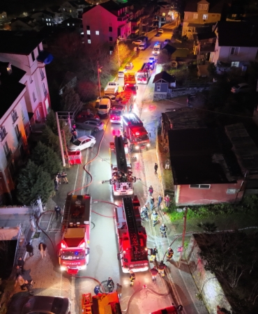 KOCAELİ'DE 2 KATLI EVİN ÇATISI ALEVLERE TESLİM OLDU