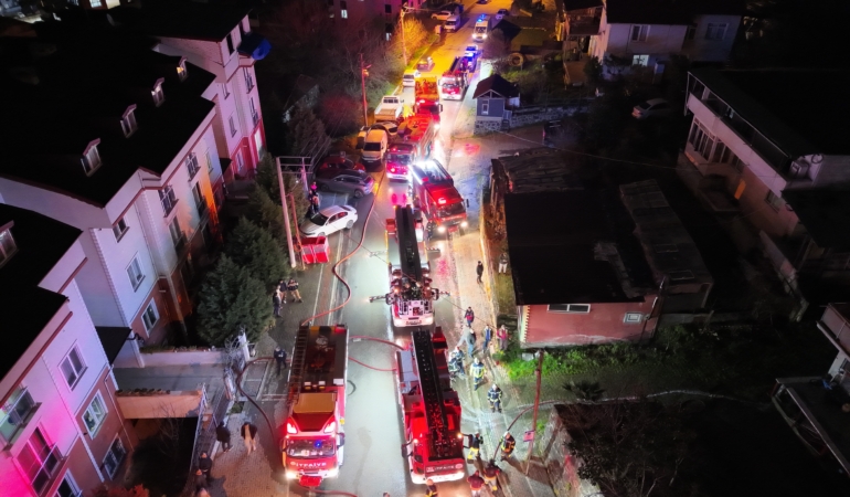 KOCAELİ'DE 2 KATLI EVİN ÇATISI ALEVLERE TESLİM OLDU