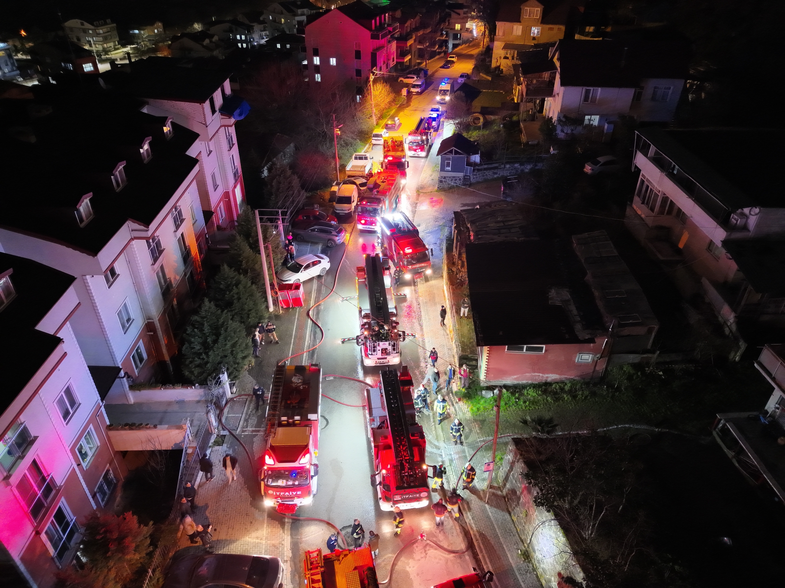KOCAELİ'DE 2 KATLI EVİN ÇATISI ALEVLERE TESLİM OLDU