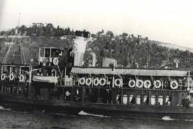 ÜSKÜDAR VAPURU FACİASINDAN SAĞ KURTULAN ANNESİNİN SARSICI HİKAYESİNİ ANLATTI 392 KİŞİYE MEZAR OLAN VAPUR FACİASI ÜZERİNDEN 68 YIL GEÇTİ "ANNEMİN MERDİVENLERDEN ÇIKIŞI, BANA SARILIŞI VE 'SENİN İÇİN YAŞAMAK İSTEDİM' DEMESİ BENİM İÇİN UNUTAMAYACAĞIM BİR HATIRA"