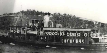 ÜSKÜDAR VAPURU FACİASINDAN SAĞ KURTULAN ANNESİNİN SARSICI HİKAYESİNİ ANLATTI 392 KİŞİYE MEZAR OLAN VAPUR FACİASI ÜZERİNDEN 68 YIL GEÇTİ "ANNEMİN MERDİVENLERDEN ÇIKIŞI, BANA SARILIŞI VE 'SENİN İÇİN YAŞAMAK İSTEDİM' DEMESİ BENİM İÇİN UNUTAMAYACAĞIM BİR HATIRA"